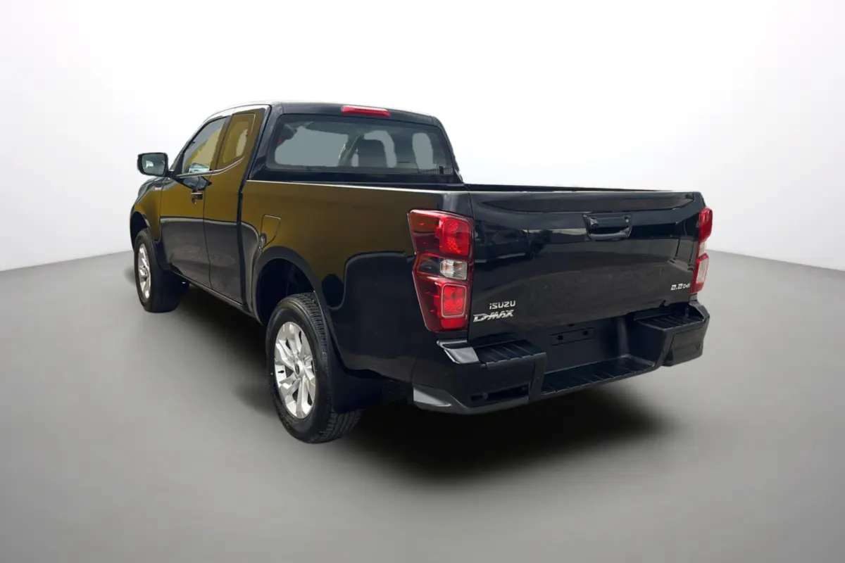 Vue 3/4 arrière droite d'un pick-up Isuzu D-MAX 2.2 TD 164 Space Evolution noir Onyx avec jantes alu 18 pouces.
