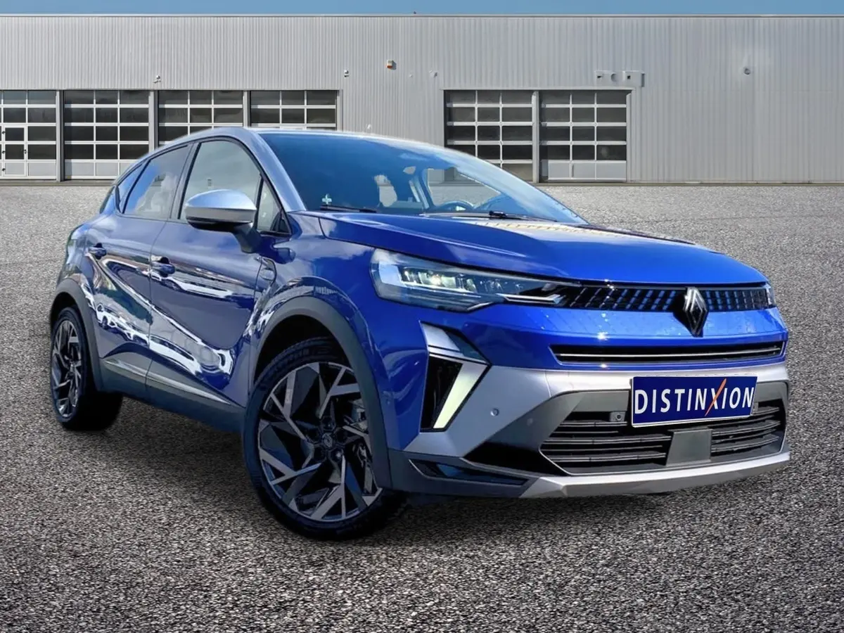 Renault Captur Esprit Alpine bleu en 3/4 avant droit, avec calandre noire et jantes noires stylisées.