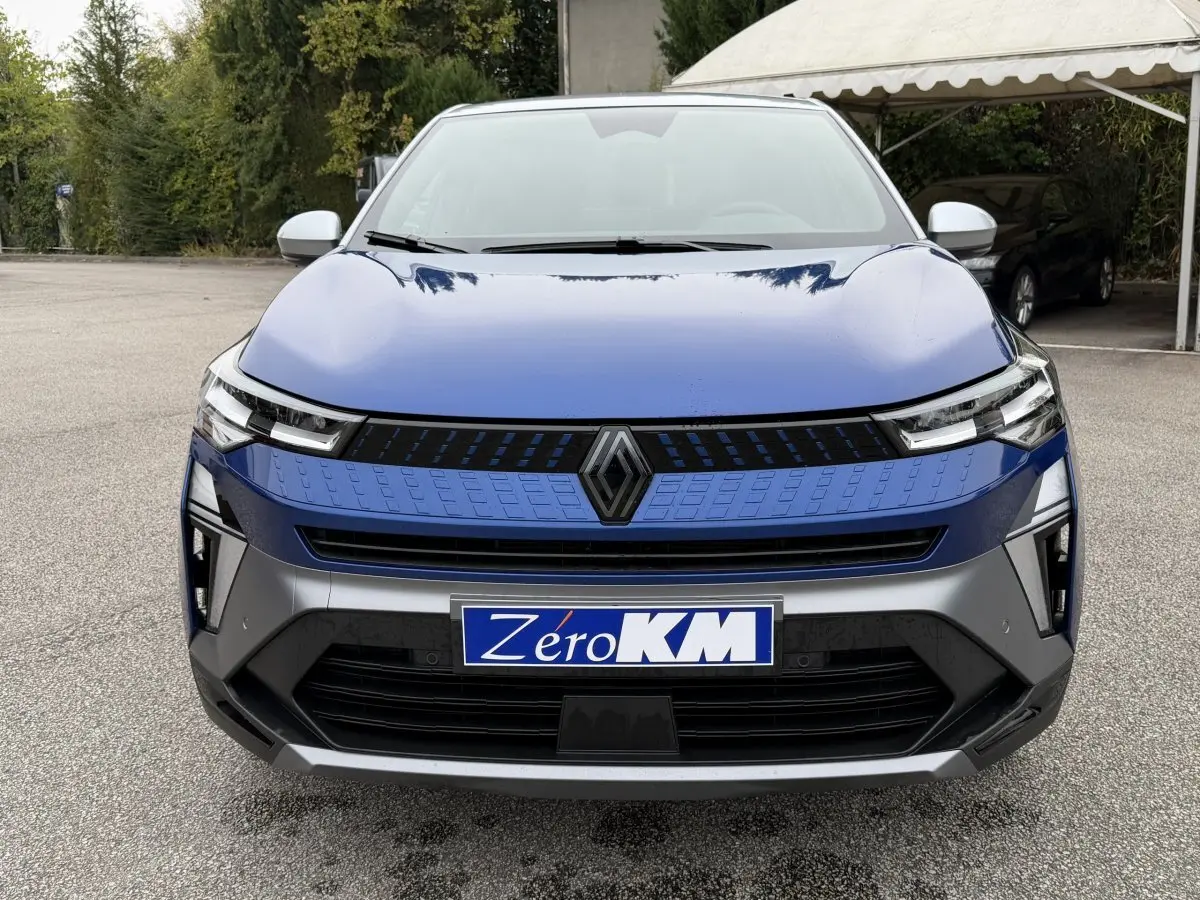 Vue frontale d'un Renault Captur Esprit Alpine bleu avec calandre noire et détails argentés, plaque "Zéro KM" visible.