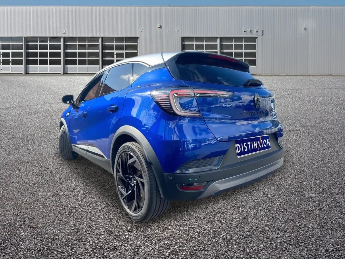 Vue 3/4 arrière droite du Renault Captur bleu esprit Alpine avec jantes noires et toit blanc.