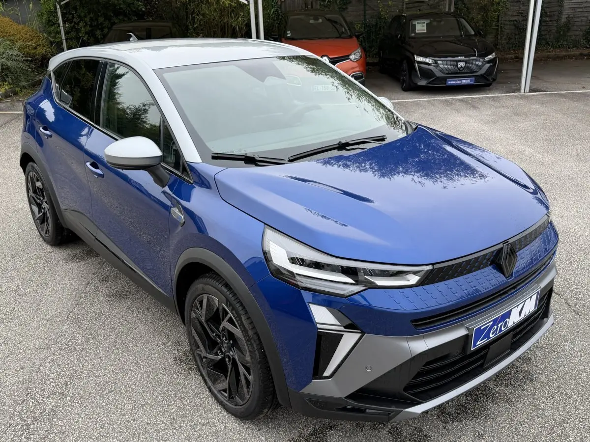 Vue 3/4 avant gauche du Renault Captur Esprit Alpine bleu avec toit blanc et jantes noires distinctives.