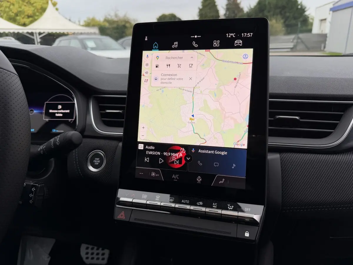 Vue intérieure du tableau de bord du Renault Captur esprit Alpine hybride, écran tactile central affichant la navigation.