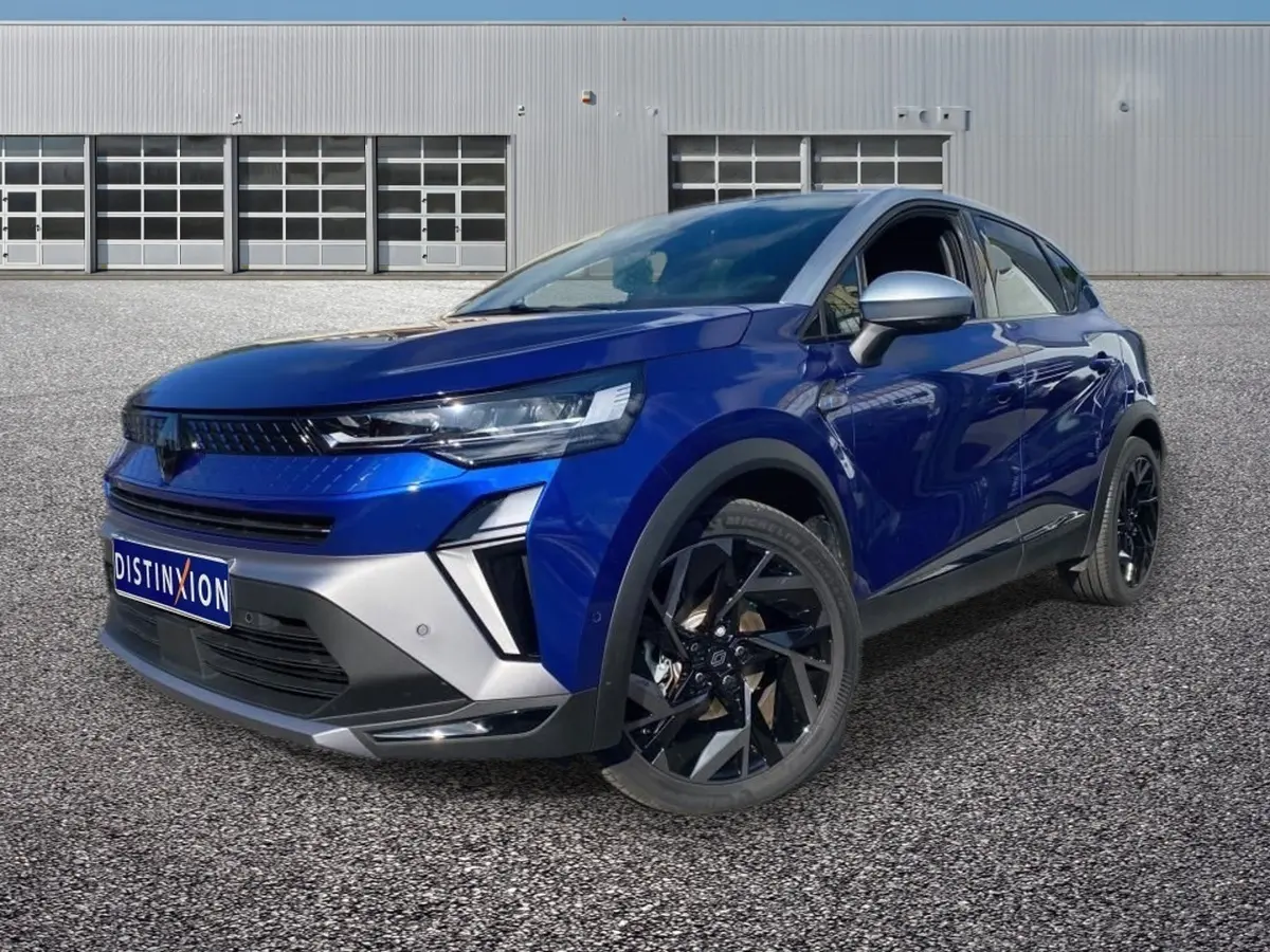 Renault Captur Esprit Alpine bleu, vue 3/4 avant droit, jantes noires et détails argentés sur pare-chocs.