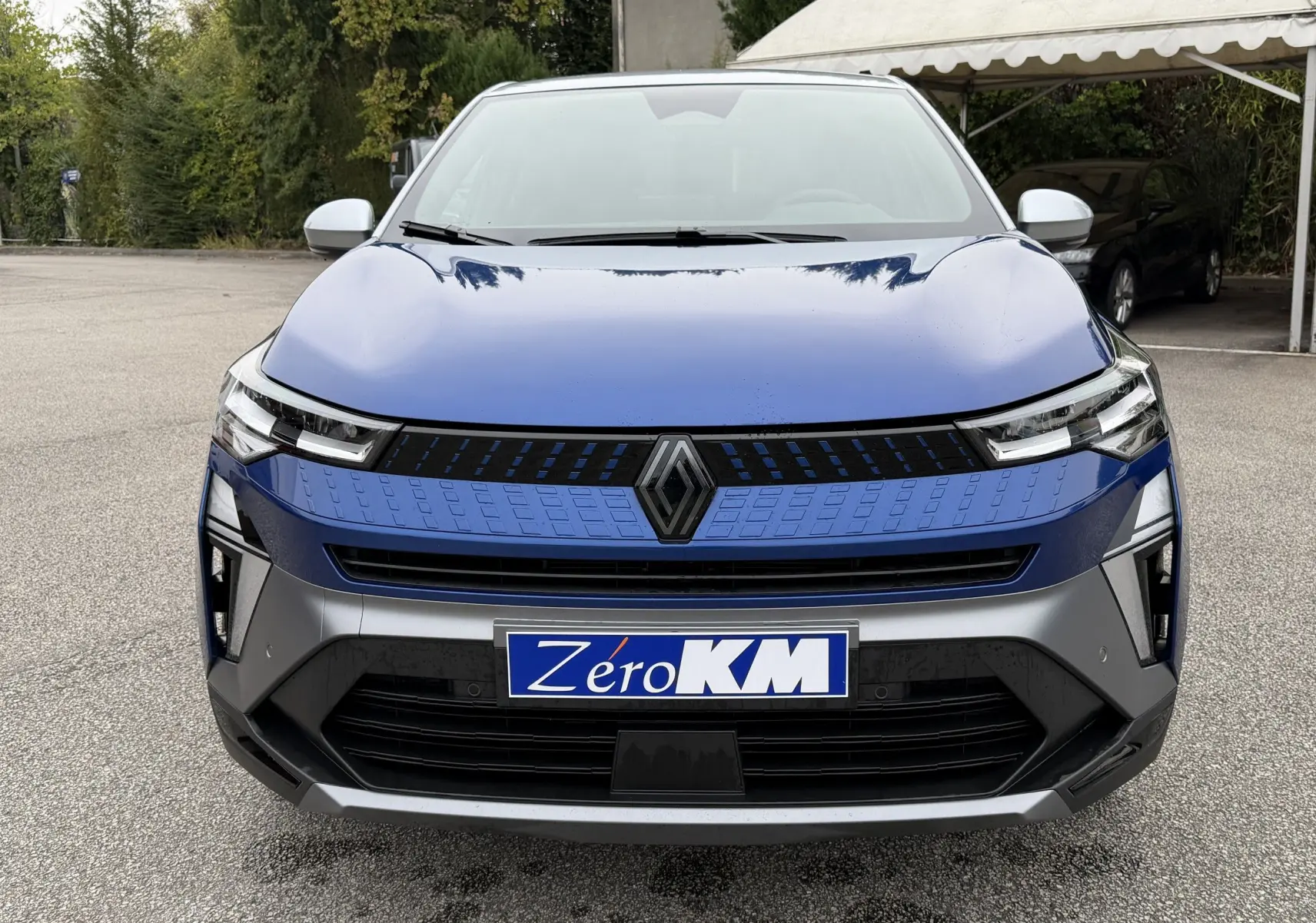 Vue avant d'un Renault Captur Esprit Alpine bleu 2026 avec calandre moderne et logo Renault central.