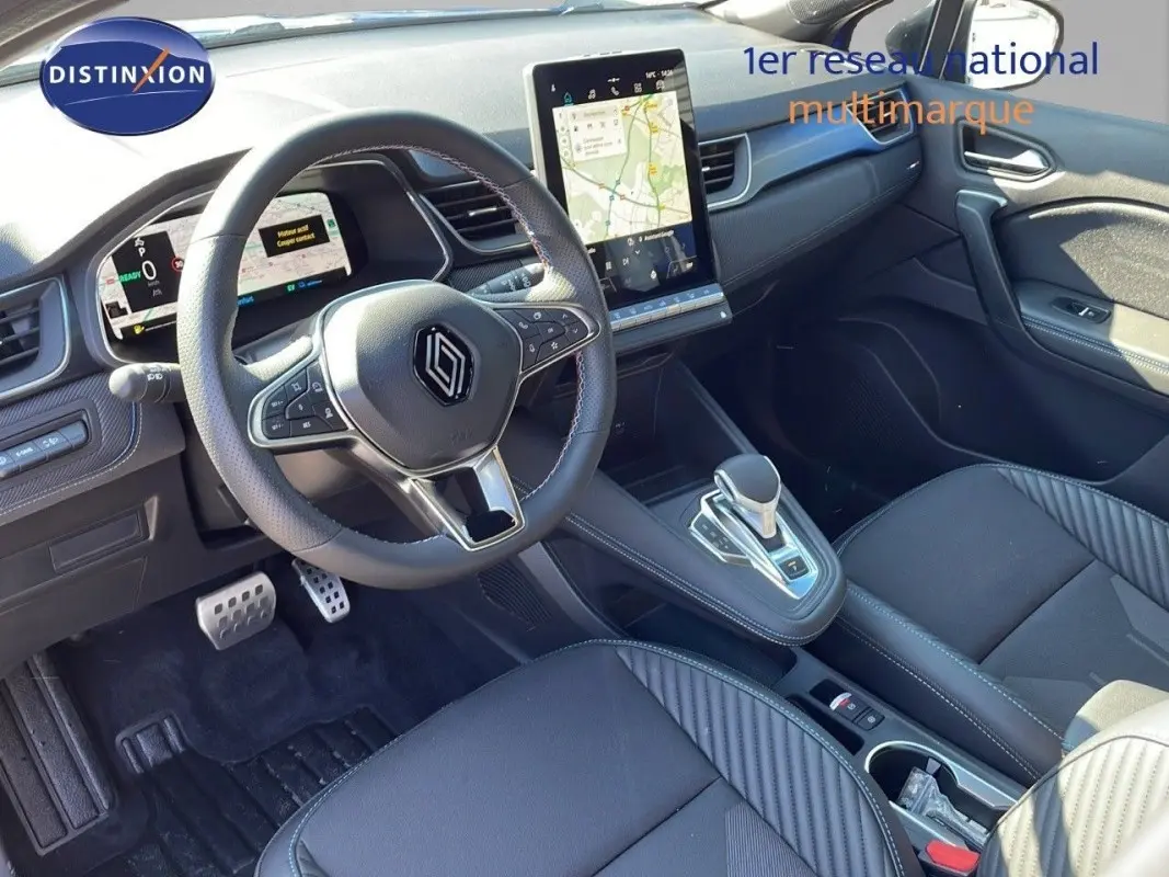 Vue intérieure côté conducteur du Renault Captur Esprit Alpine hybride 2026, avec tableau de bord numérique et écran tactile vertical.