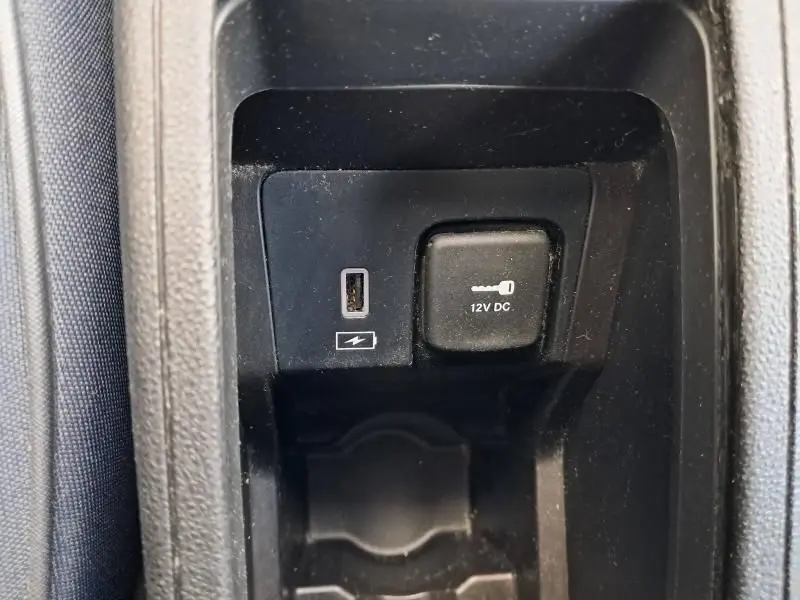 Prise USB et prise 12V DC dans la console centrale d'une Fiat 500C 118 cv icone électrique vert foncé métal 2021.