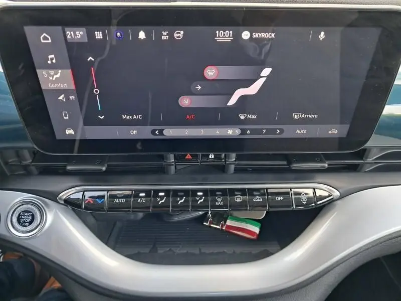 Vue rapprochée du tableau de bord de la Fiat 500C 118 cv icone 2021, avec écran tactile et commandes climatisation.