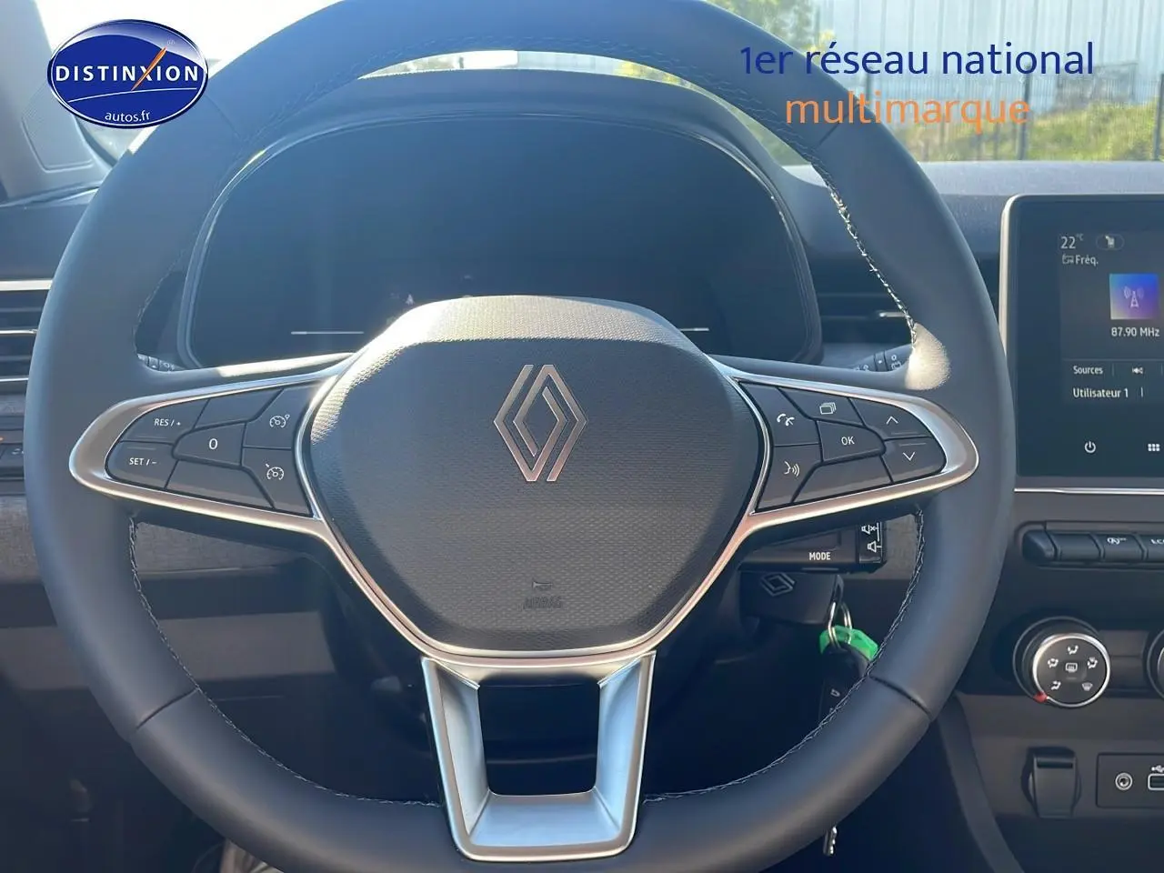 Volant multifonction Renault Clio V 2025 en vue frontale, avec tableau de bord et écran tactile visibles.