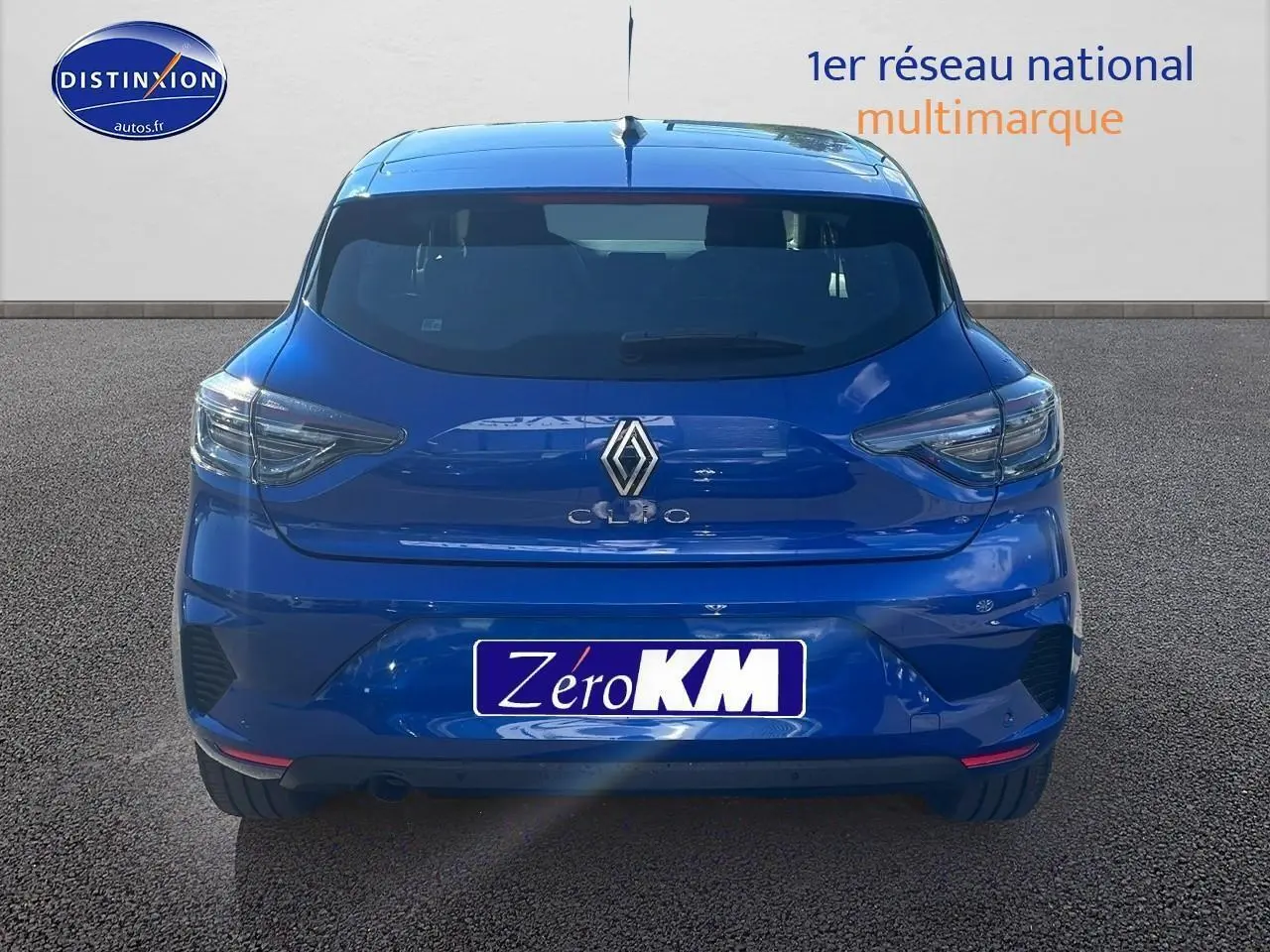Vue arrière d'une Renault Clio V bleu iron avec feux LED et logo distinctif au centre du hayon.