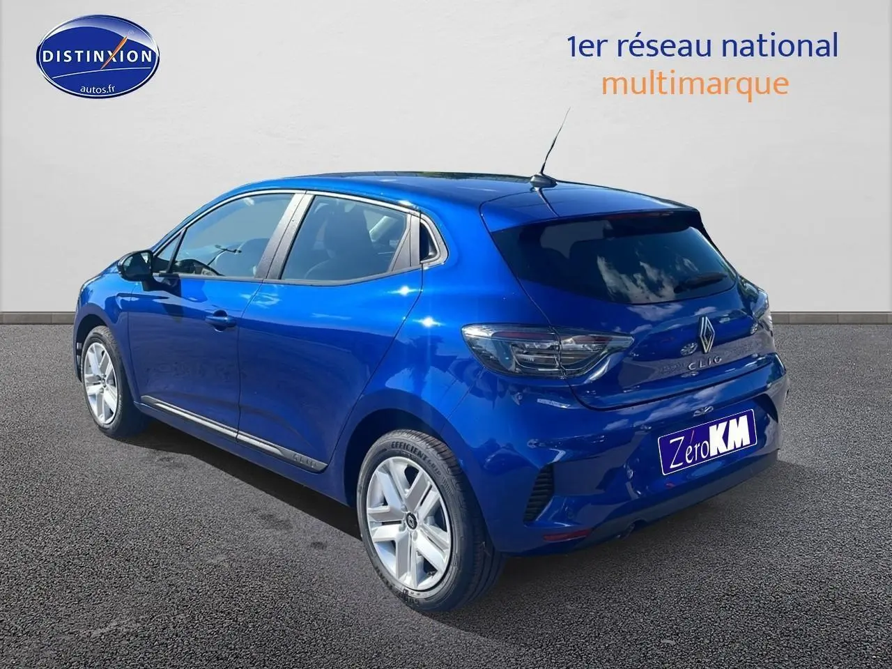 Renault Clio V bleu iron vue 3/4 arrière droit, avec feux arrière LED et jantes alliage argentées.