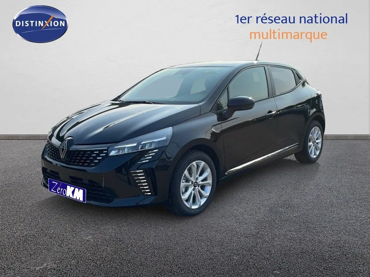 Renault Clio 2025 noir étoile métal vue 3/4 avant droit, avec feux LED et jantes alliage argentées.