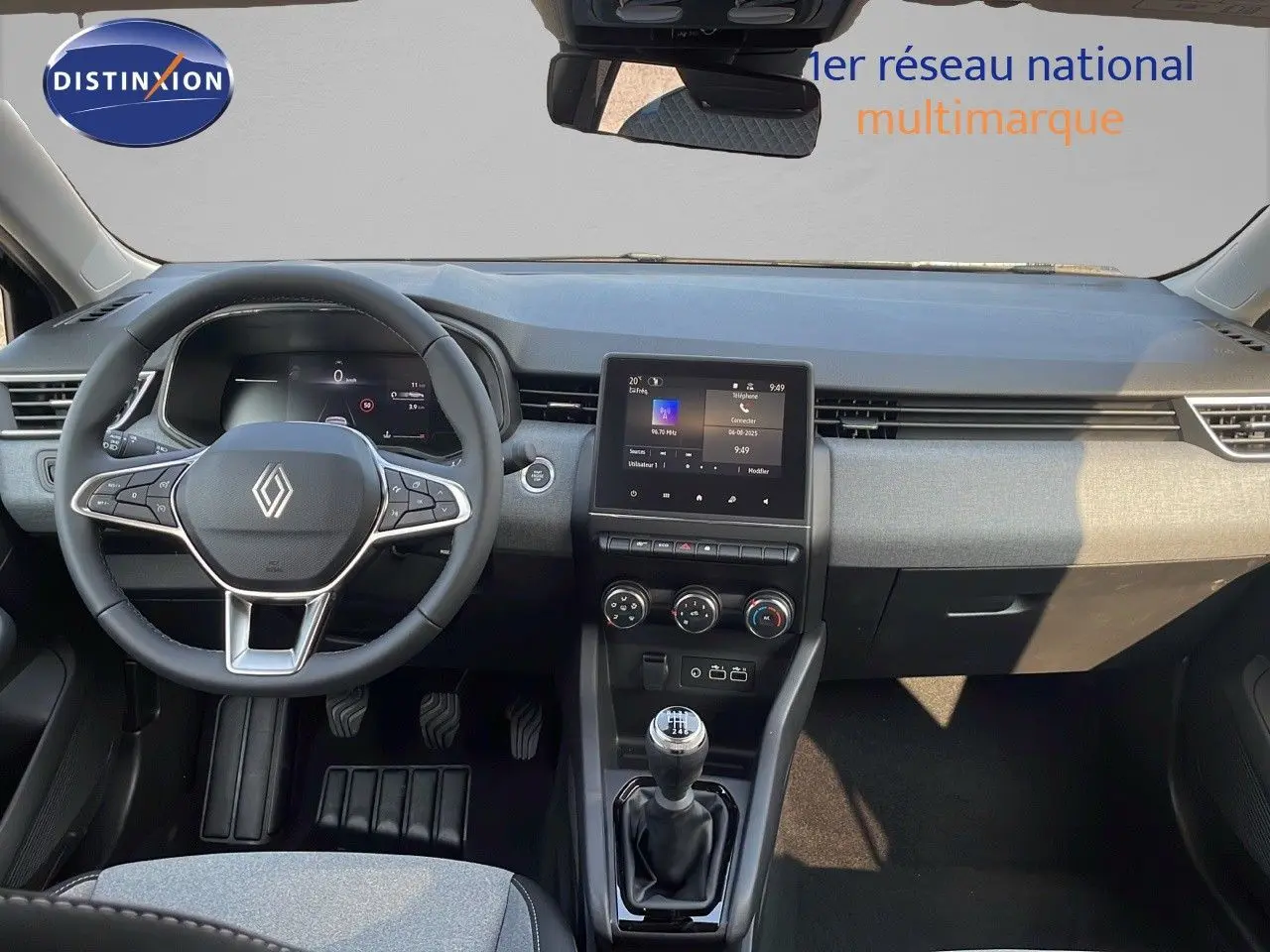 Intérieur de la Renault Clio 1.5 DCI 2025, vue frontale du tableau de bord avec volant multifonction et écran tactile central.