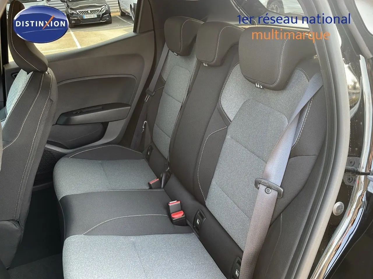Vue intérieure côté droit des sièges arrière gris et noir de la Renault Clio 1.5 DCI 100CH Evolution 2025 noire étoile métal.