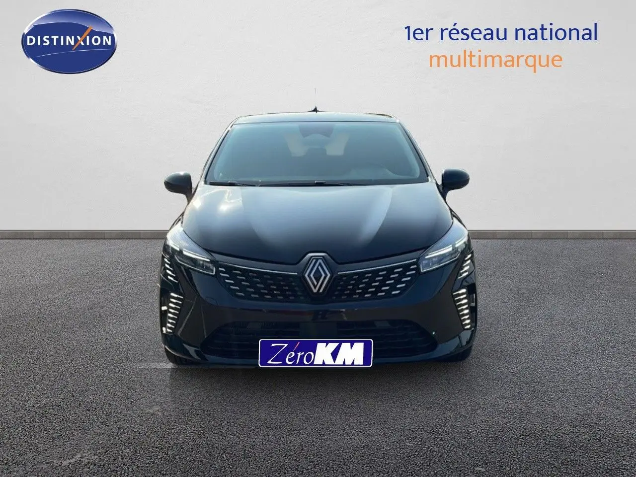 Vue frontale d'une Renault Clio 1.5 DCI 100ch Evolution noire étoile métal avec calandre moderne et feux LED verticaux.