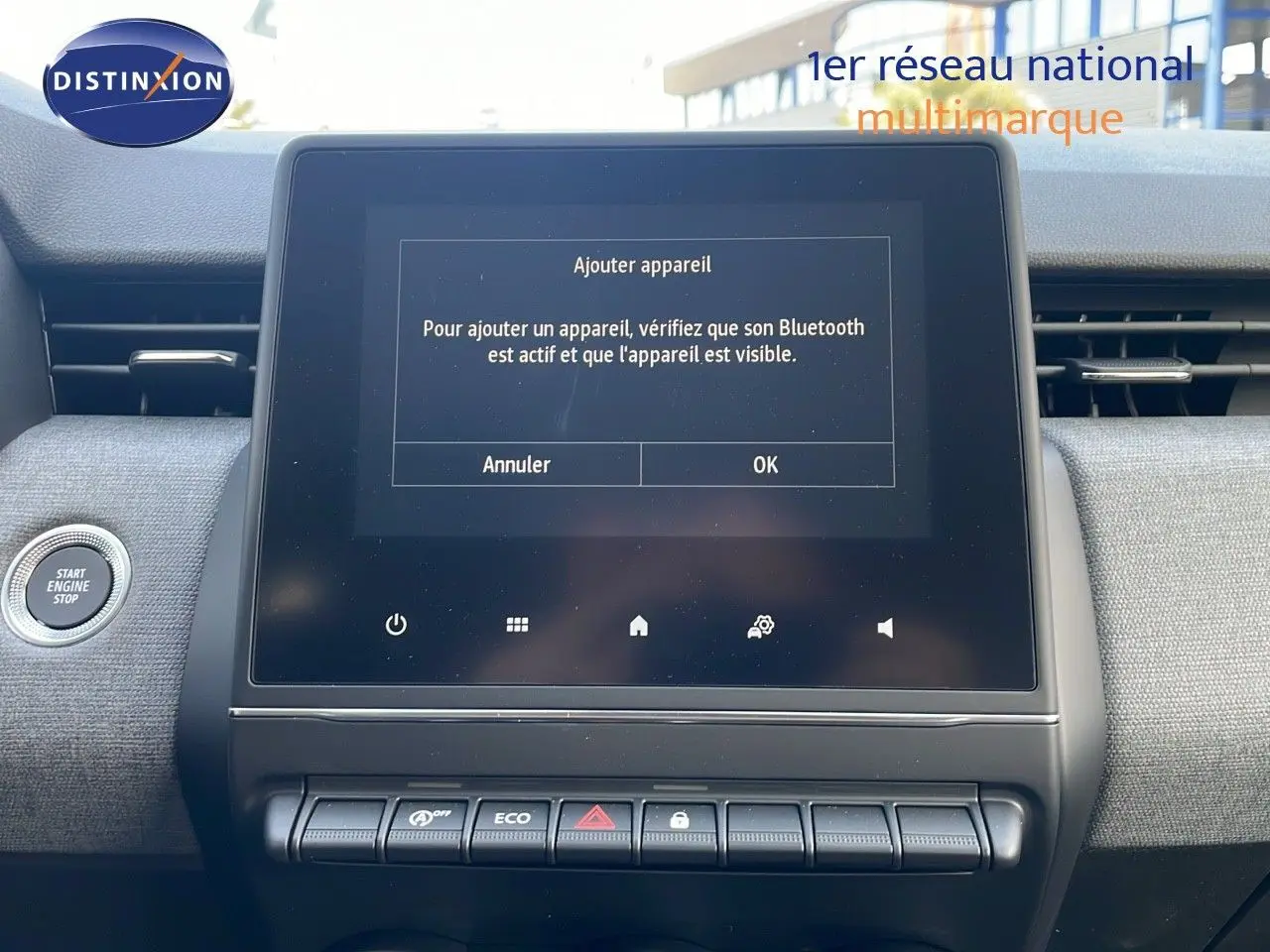Vue intérieure centrée sur l'écran tactile et la console centrale d'une Renault Clio noire étoile métal 2025.