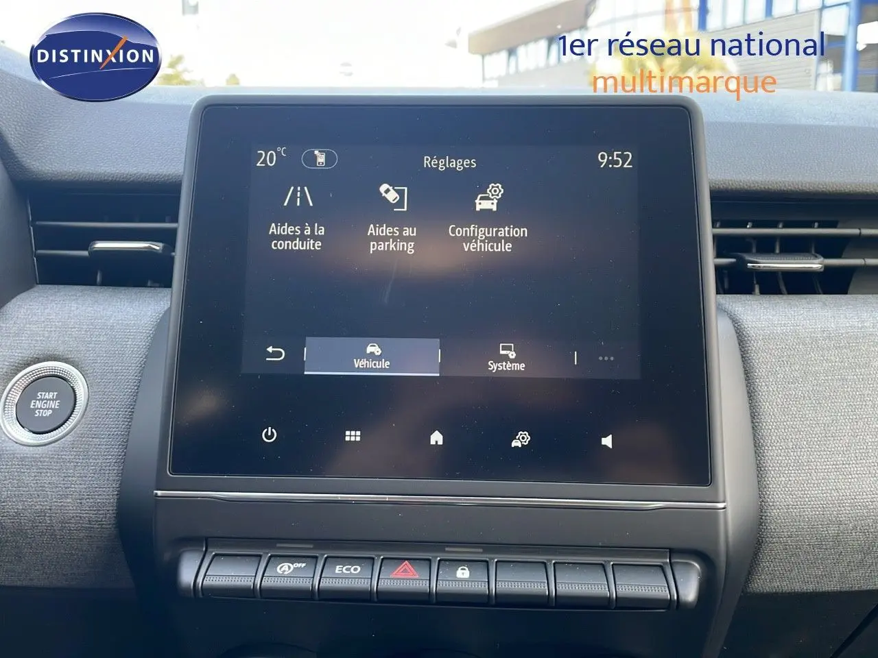 Écran tactile central de la Renault Clio 1.5 DCI 100ch Evolution 2025 montrant les réglages d’aides à la conduite et parking.