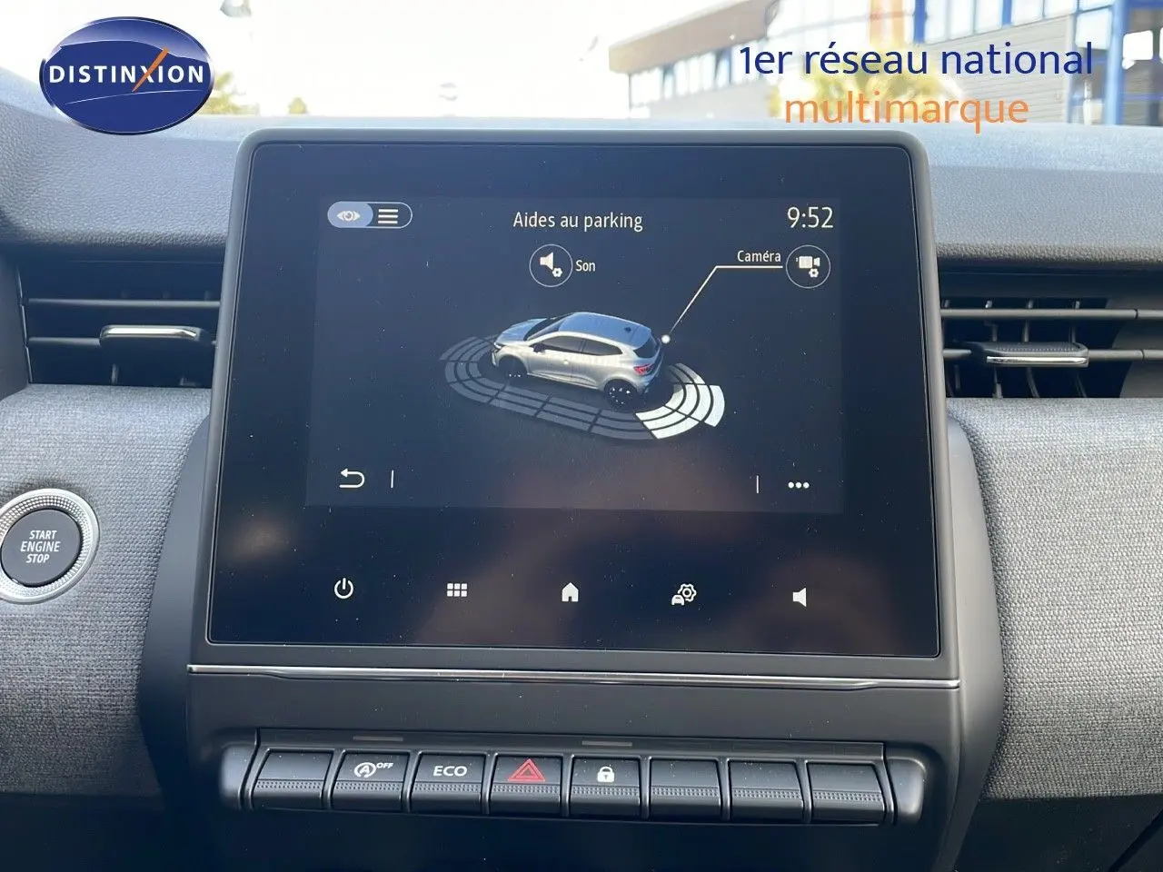 Écran tactile central de la Renault Clio 1.5 DCI 100ch Evolution 2025, affichant l'aide au parking, intérieur gris.