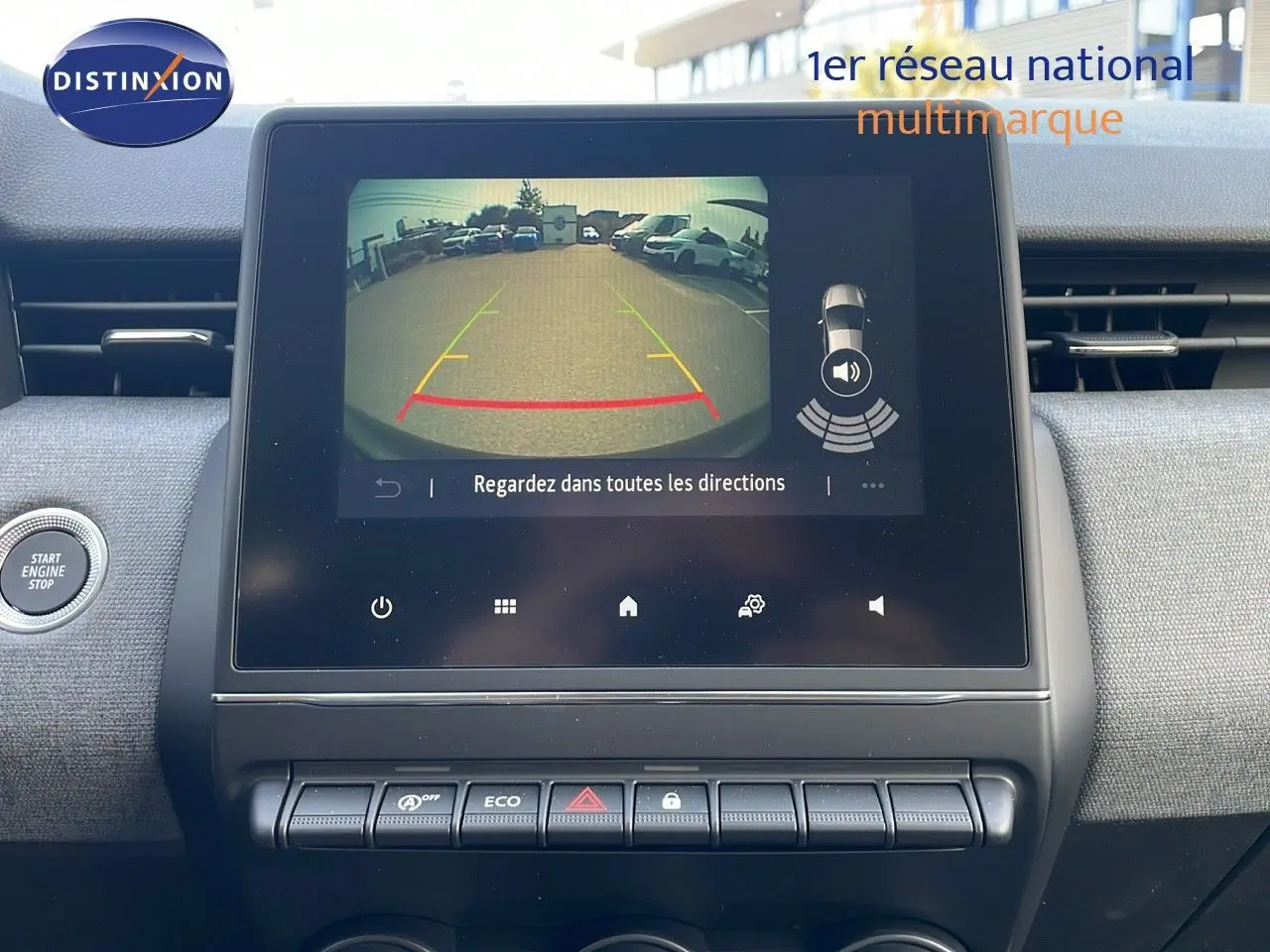 Écran central de la Renault Clio 1.5 DCI 100ch Evolution 2025 montrant la caméra de recul avec interface tactile noire.