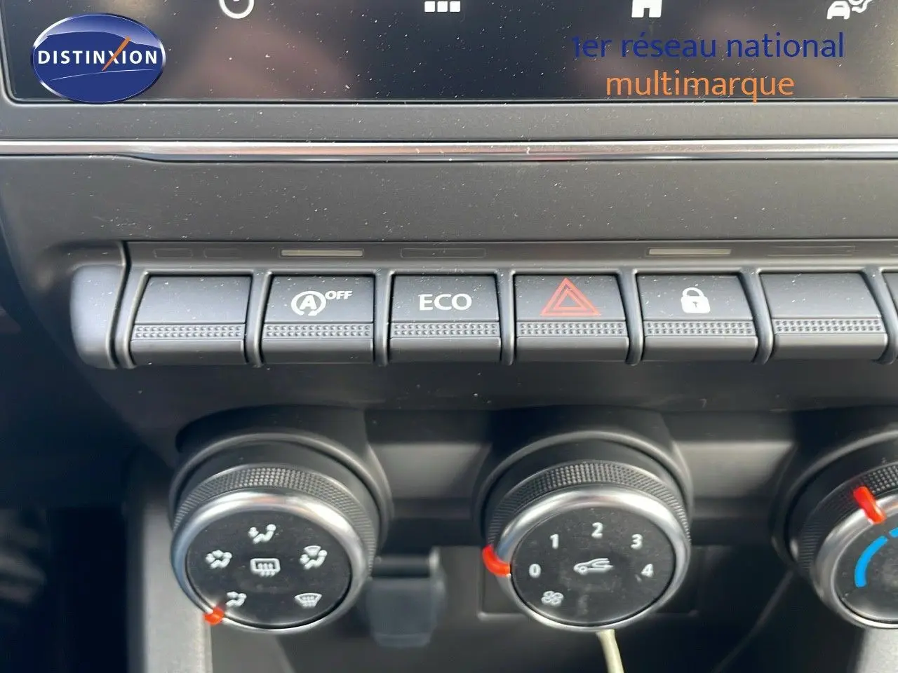 Gros plan sur les commandes de climatisation et boutons fonctionnels d'une Renault Clio noire étoile métal de 2025.