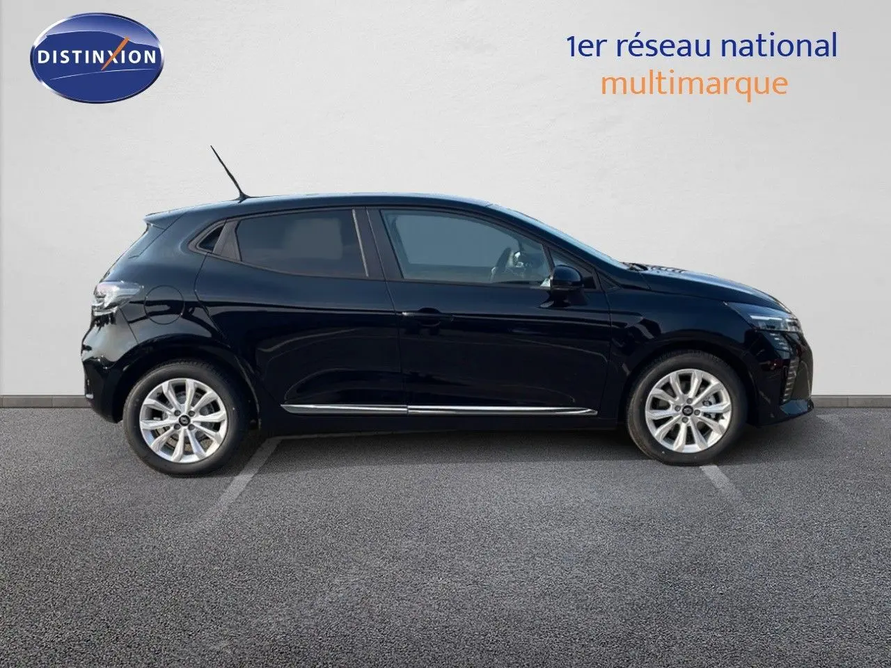 Profil côté droit de la Renault Clio 1.5 DCI 100ch Evolution noire étoile métal, avec jantes alliage et vitres teintées.