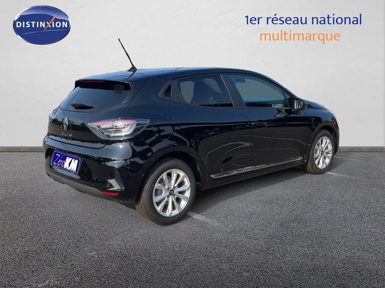 Renault Clio 1.5 DCI 2025 noir étoile métal vue 3/4 arrière côté droit sur parking extérieur.