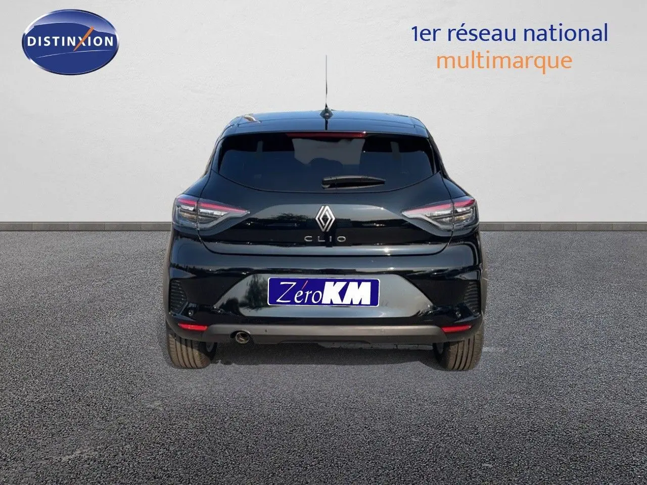 Vue arrière d'une Renault Clio 1.5 DCI 100ch Evolution noire étoile métal, avec feux LED et plaque Zero KM.