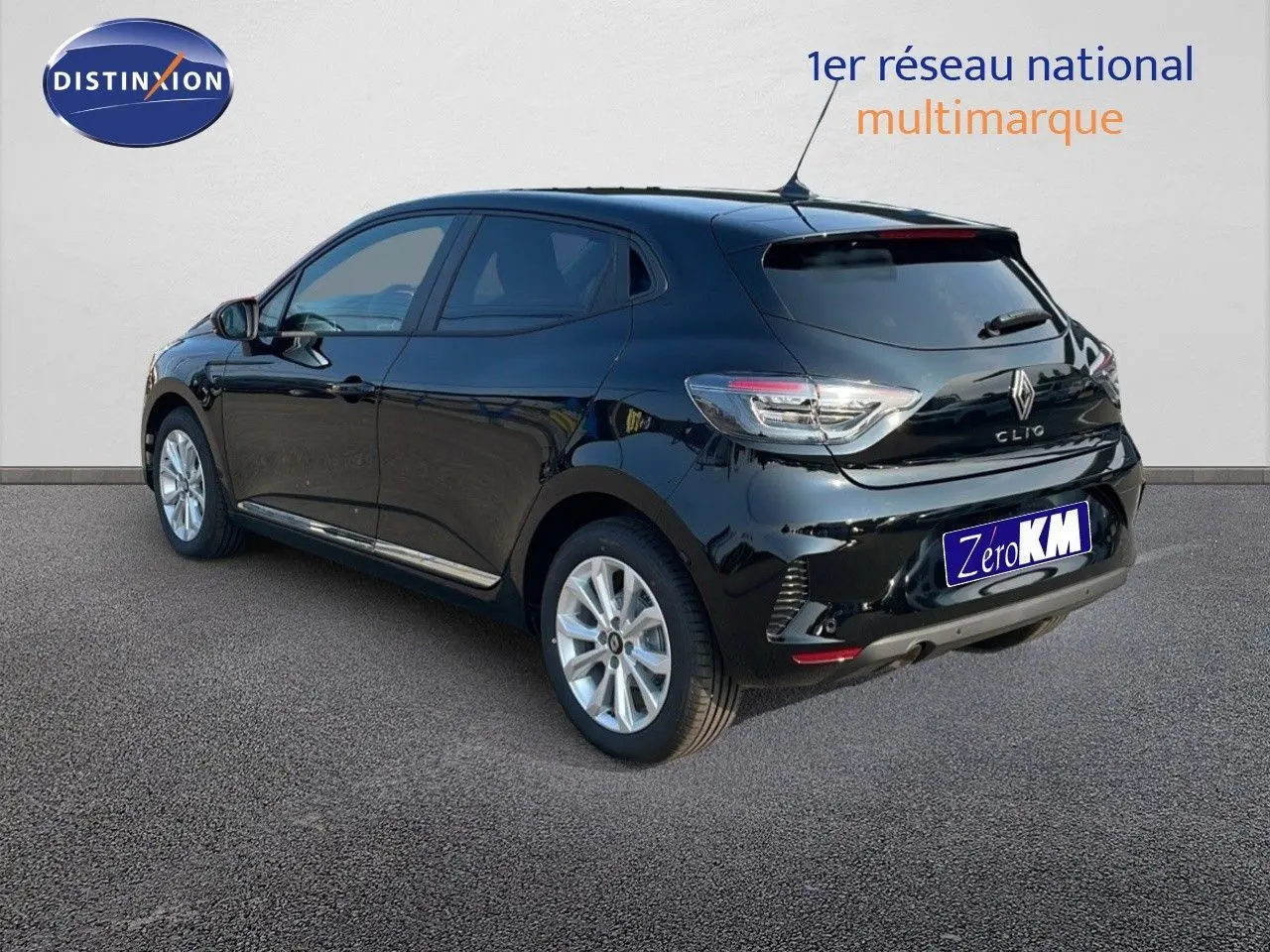 Renault Clio 2025 noir étoile métal vue 3/4 arrière côté gauche avec jantes alliage et feux LED distinctifs.