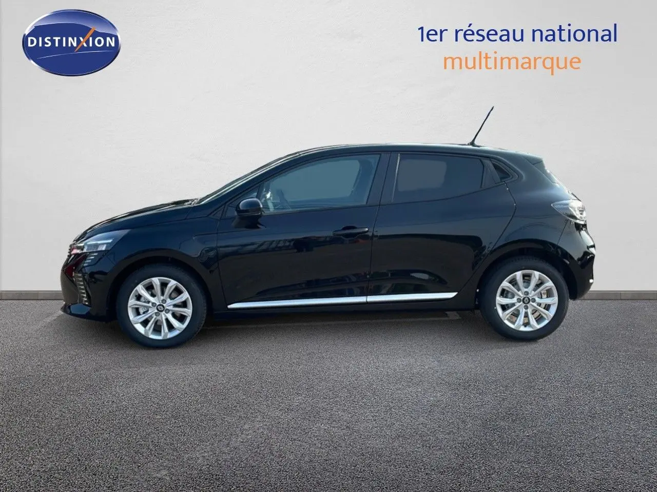 Profil côté gauche de la Renault Clio 1.5 DCI 100ch Evolution noire étoile métal, avec jantes alliage et lignes épurées.
