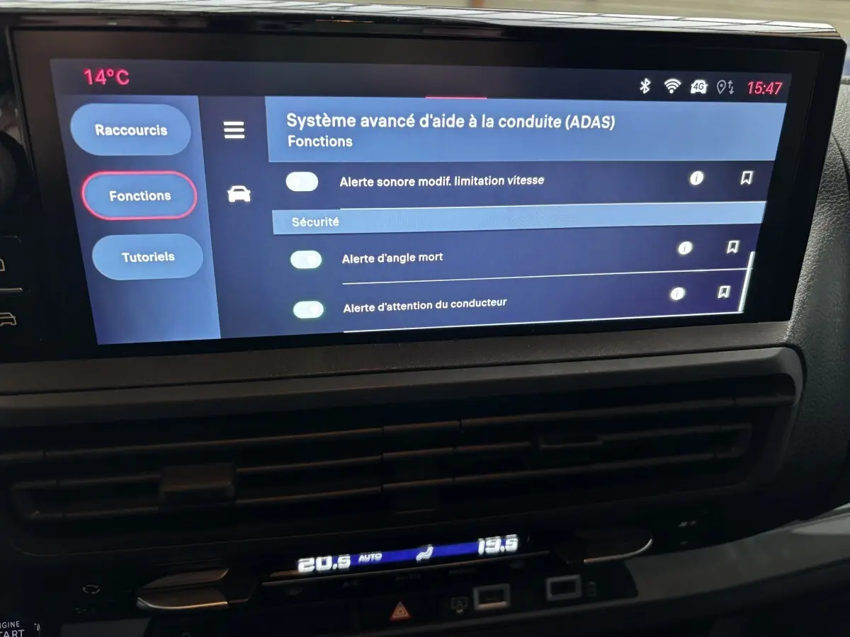 Écran tactile central du Fiat Scudo Fourgon 2025 affichant les options avancées d’aide à la conduite, intérieur noir.