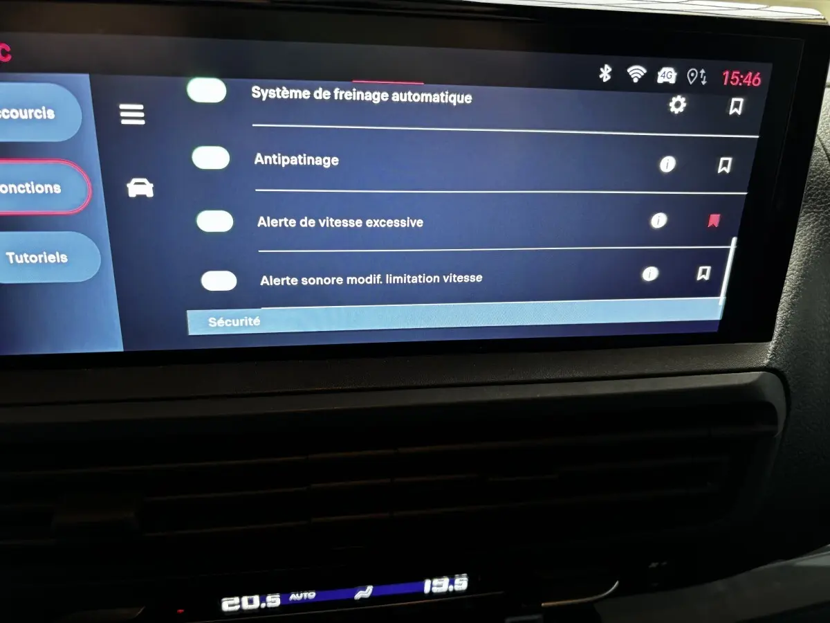 Écran tactile central du tableau de bord du Fiat Scudo Fourgon noir, affichant les options de sécurité du véhicule.