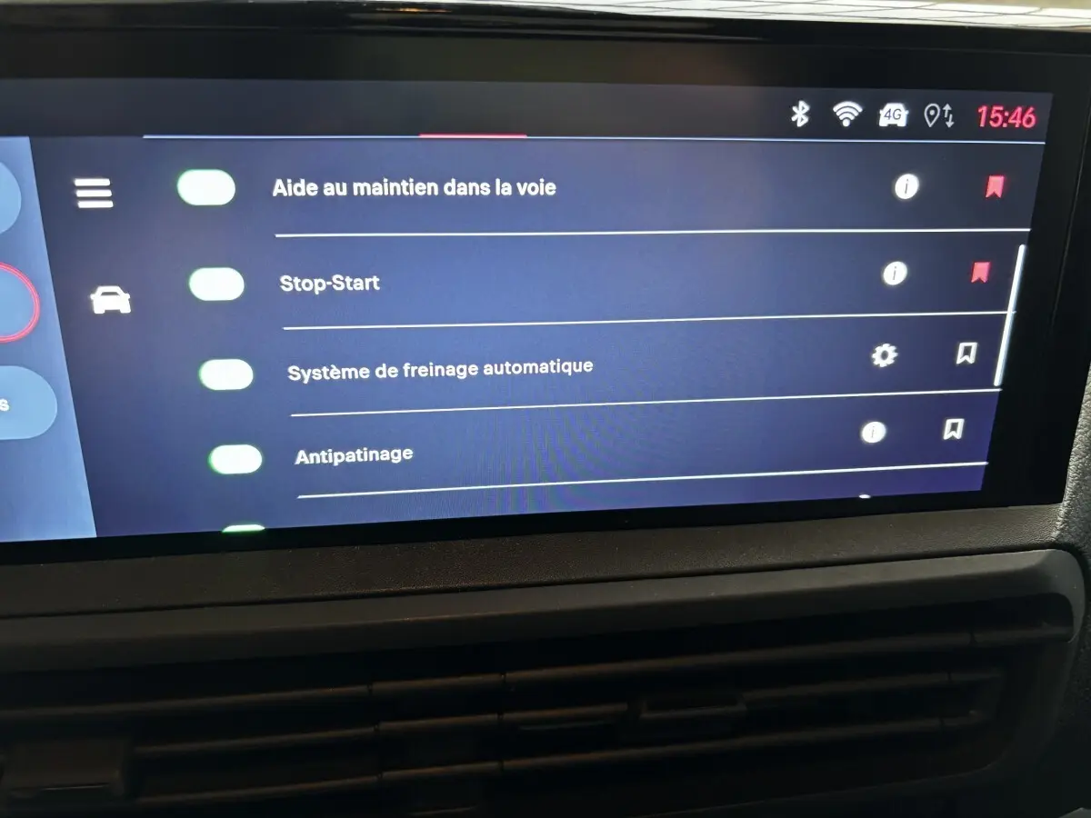 Écran tactile intérieur du Fiat Scudo Fourgon 2025 affichant les options d'aide à la conduite activées.