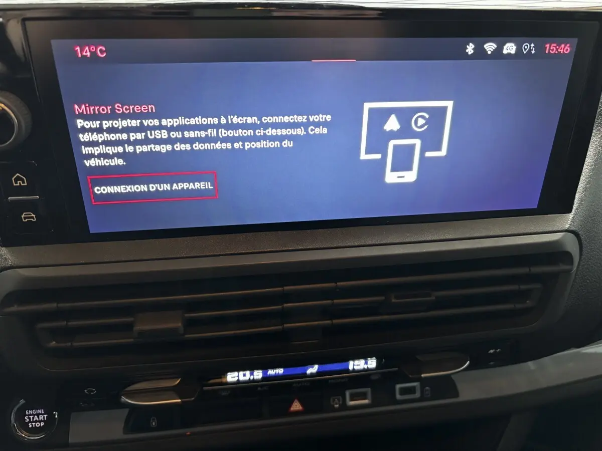 Écran tactile central du tableau de bord du Fiat Scudo Fourgon noir, affichant la connexion Mirror Screen.