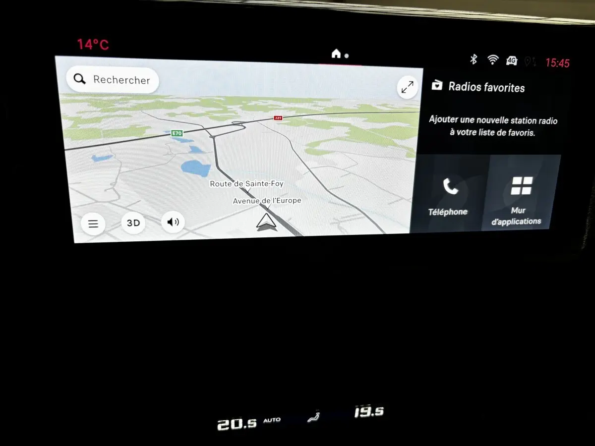 Écran tactile du système de navigation et multimédia du Fiat Scudo Fourgon noir, affichant une carte et options radio.