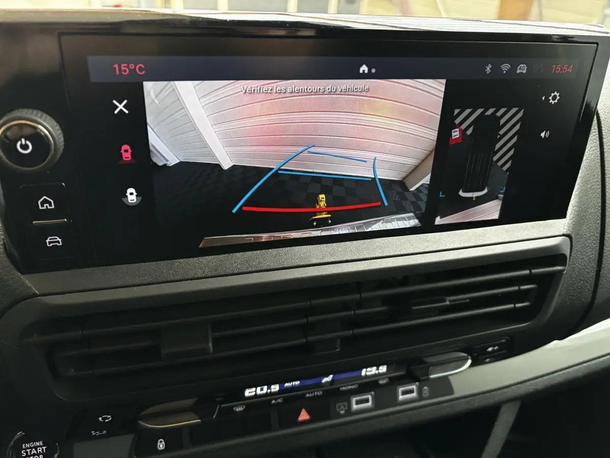 Écran central affichant la caméra de recul avec guidage, intérieur du FIAT Scudo Fourgon noir, vue de face.