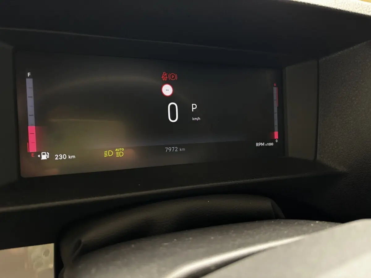 Affichage numérique du tableau de bord du Fiat Scudo Fourgon noir, montrant la vitesse à 0 km/h et le niveau de carburant.