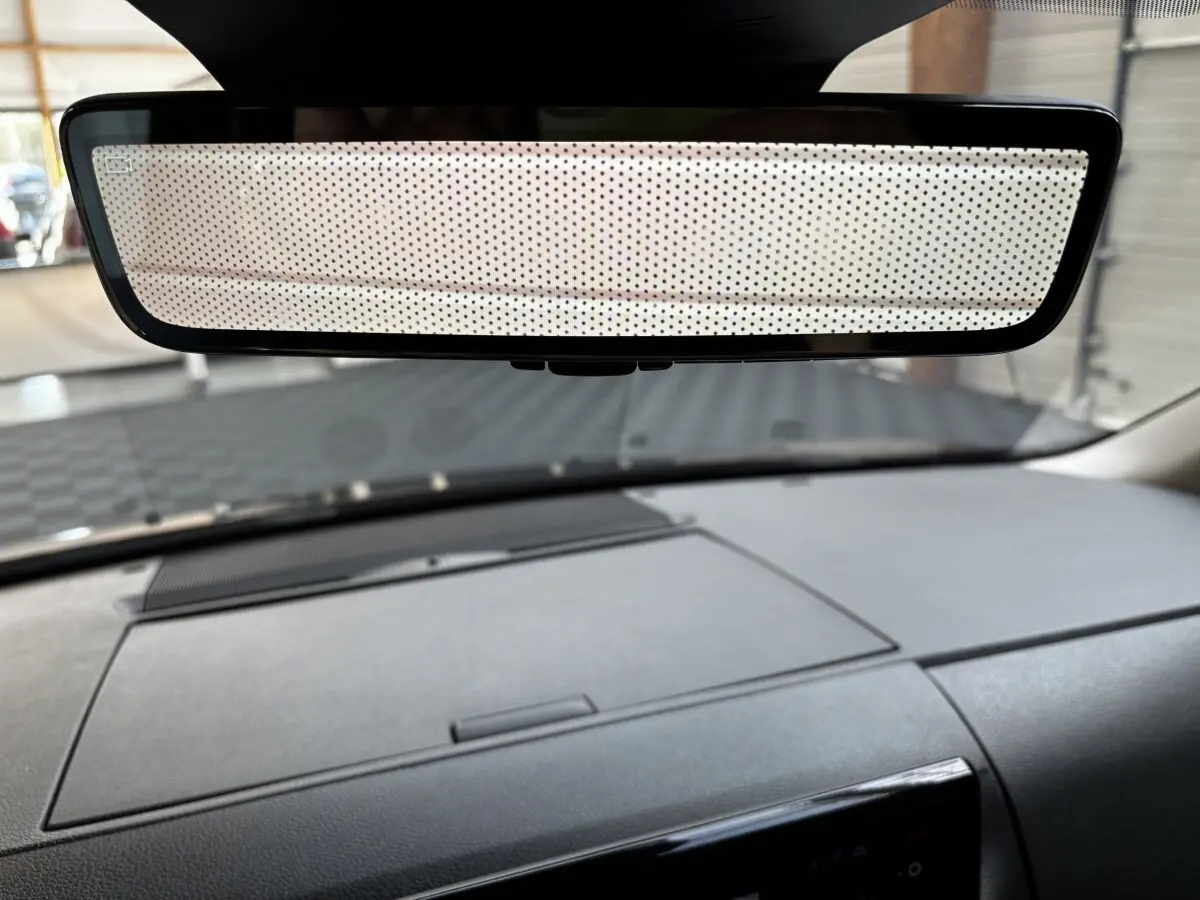 Vue intérieure du tableau de bord et du rétroviseur central d'un FIAT Scudo Fourgon noir, 2025.