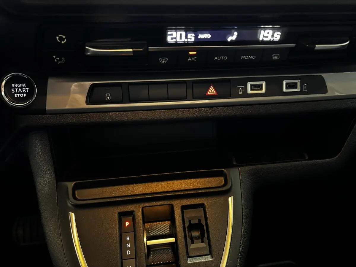 Vue rapprochée de la console centrale du Fiat Scudo Fourgon 2025, noir, avec bouton start/stop et commandes climatisation digitales.