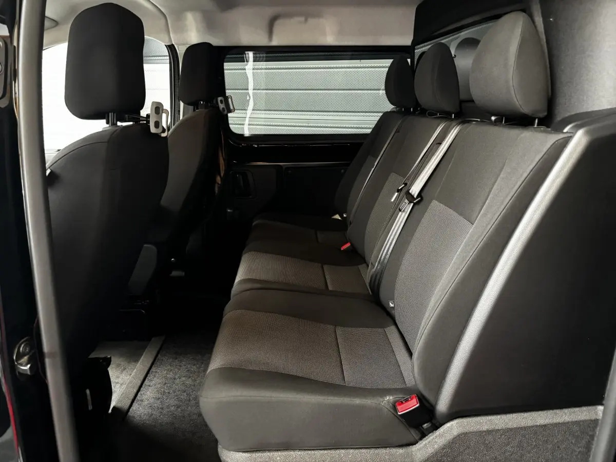 Vue intérieure côté droit des sièges arrière noirs du FIAT Scudo Fourgon 2025 avec ceinture de sécurité grise.
