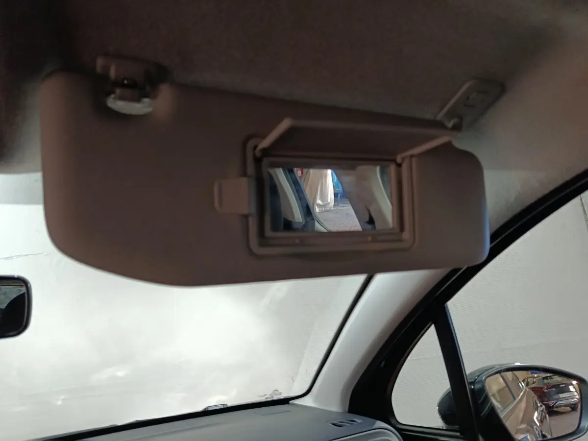 Vue intérieure du pare-soleil côté conducteur avec miroir de courtoisie ouvert sur Citroën C3 gris foncé 2024.