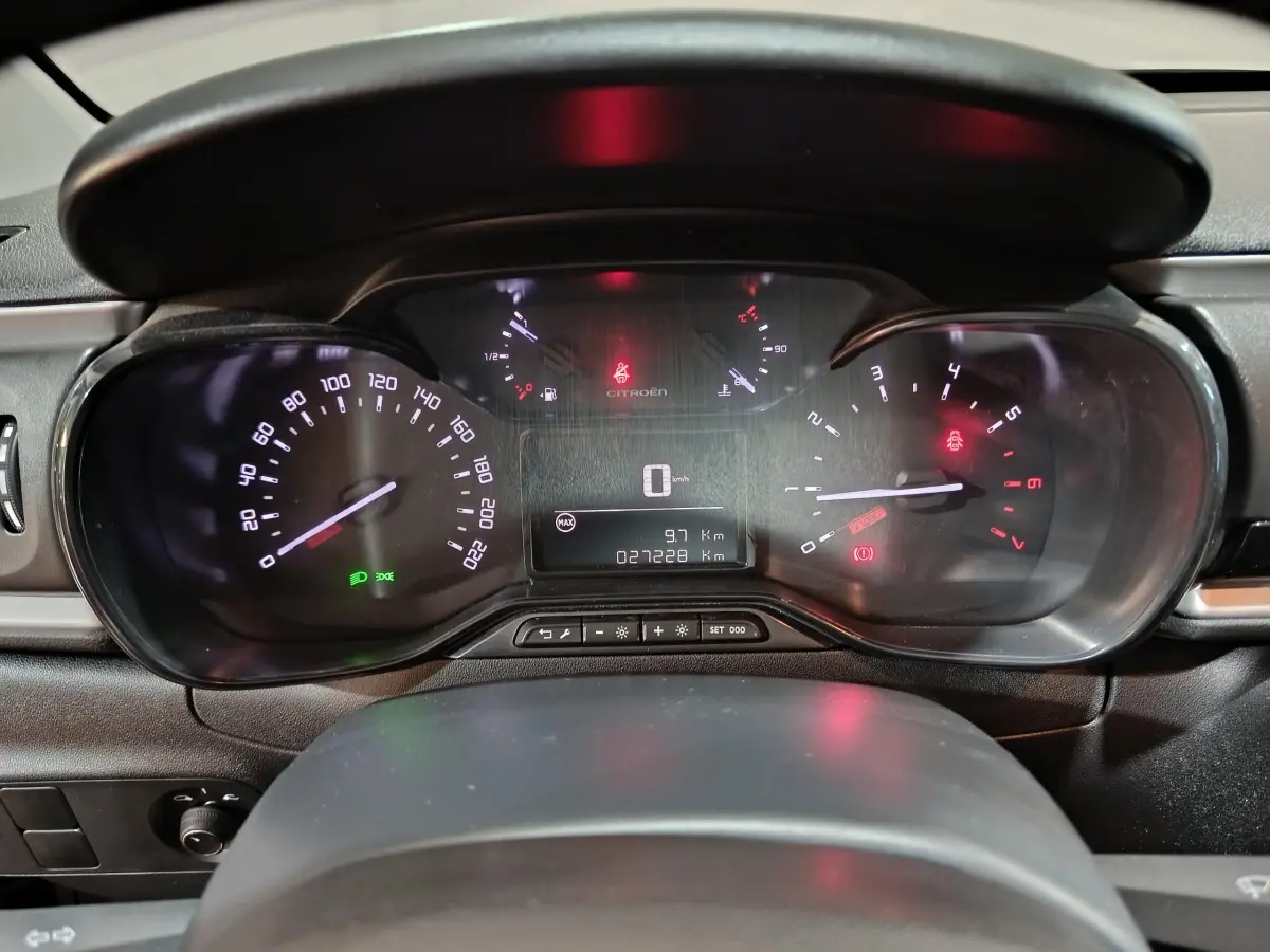 Vue rapprochée du tableau de bord de la Citroën C3 2024, affichage numérique et compteurs analogiques éclairés.