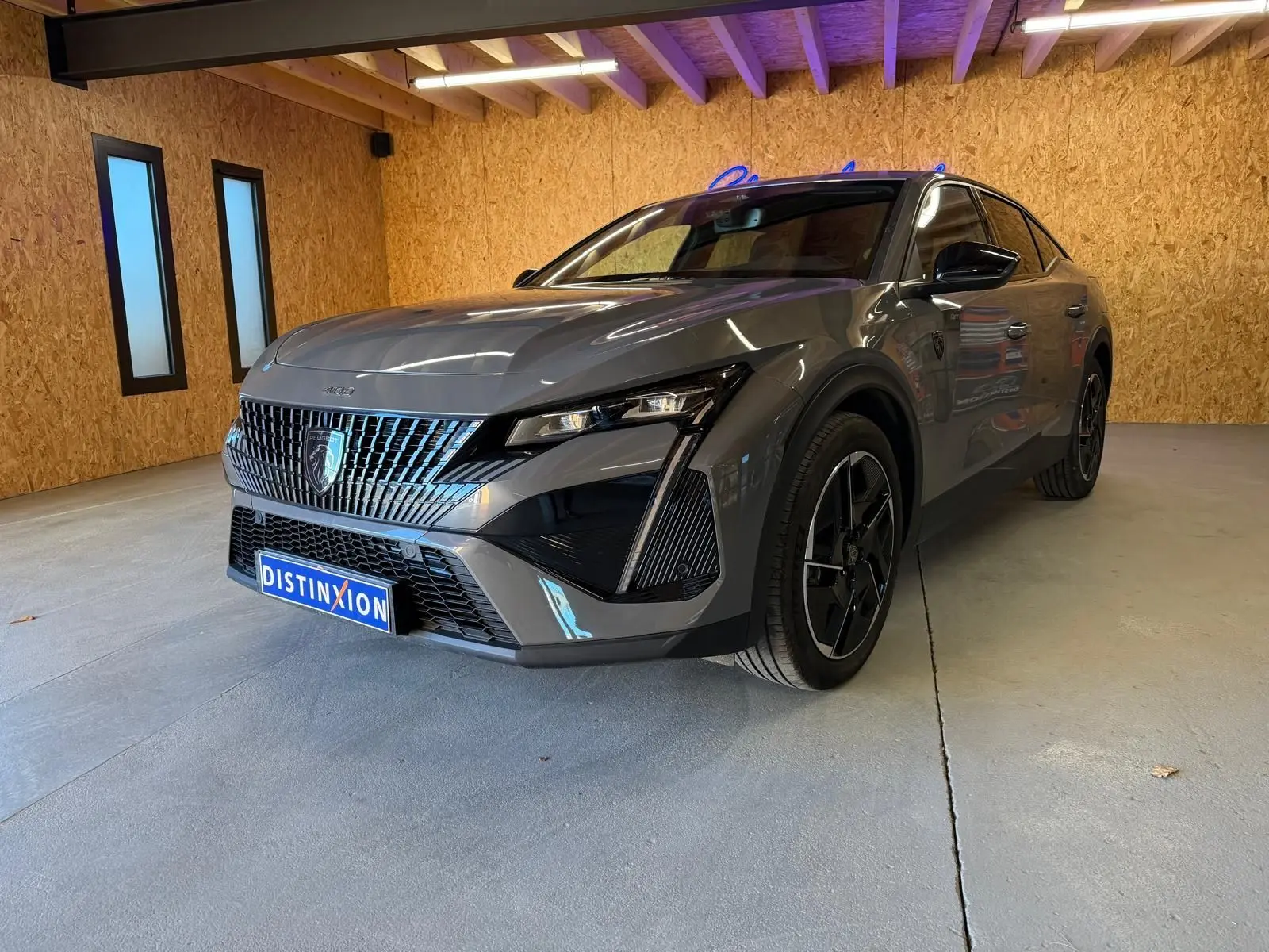 Peugeot 408 gris Selenium vue 3/4 avant droit, calandre verticale et jantes alliage 19'' diamantées graphite.