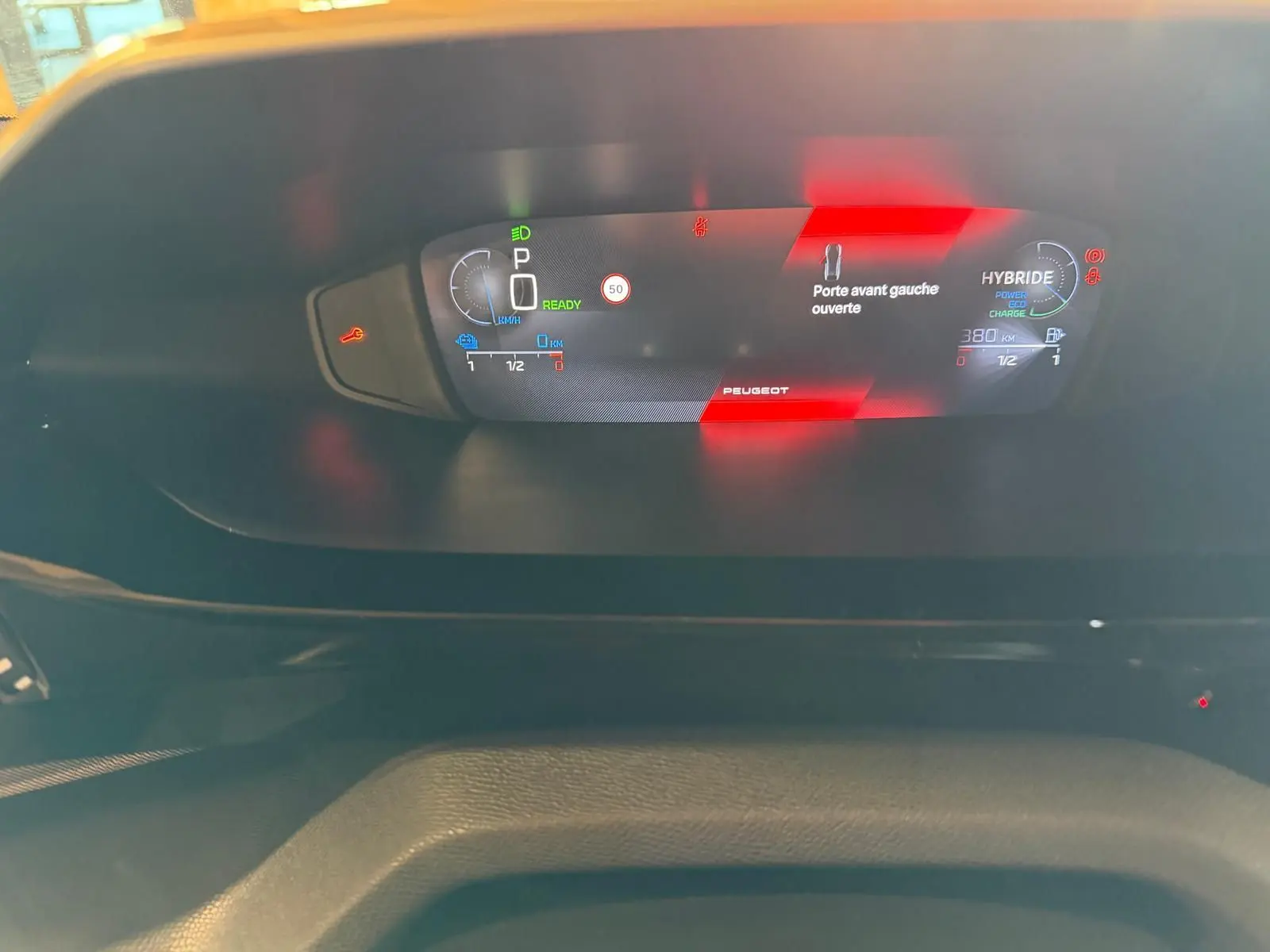 Tableau de bord numérique de la Peugeot 408 gris, affichant l'ouverture de la porte avant gauche et l'état hybride.