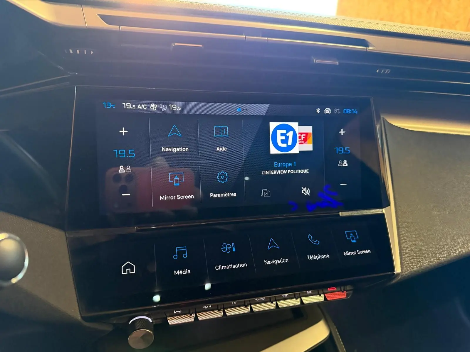 Écran tactile central de la Peugeot 408 gris, affichant la navigation et les commandes multimédia en intérieur.