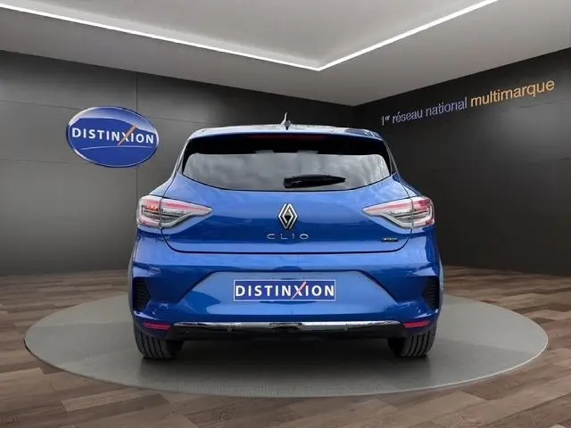 Vue arrière d'une Renault Clio Techno E-Tech full hybrid 145 bleu, avec feux LED et logo distinctif au centre.