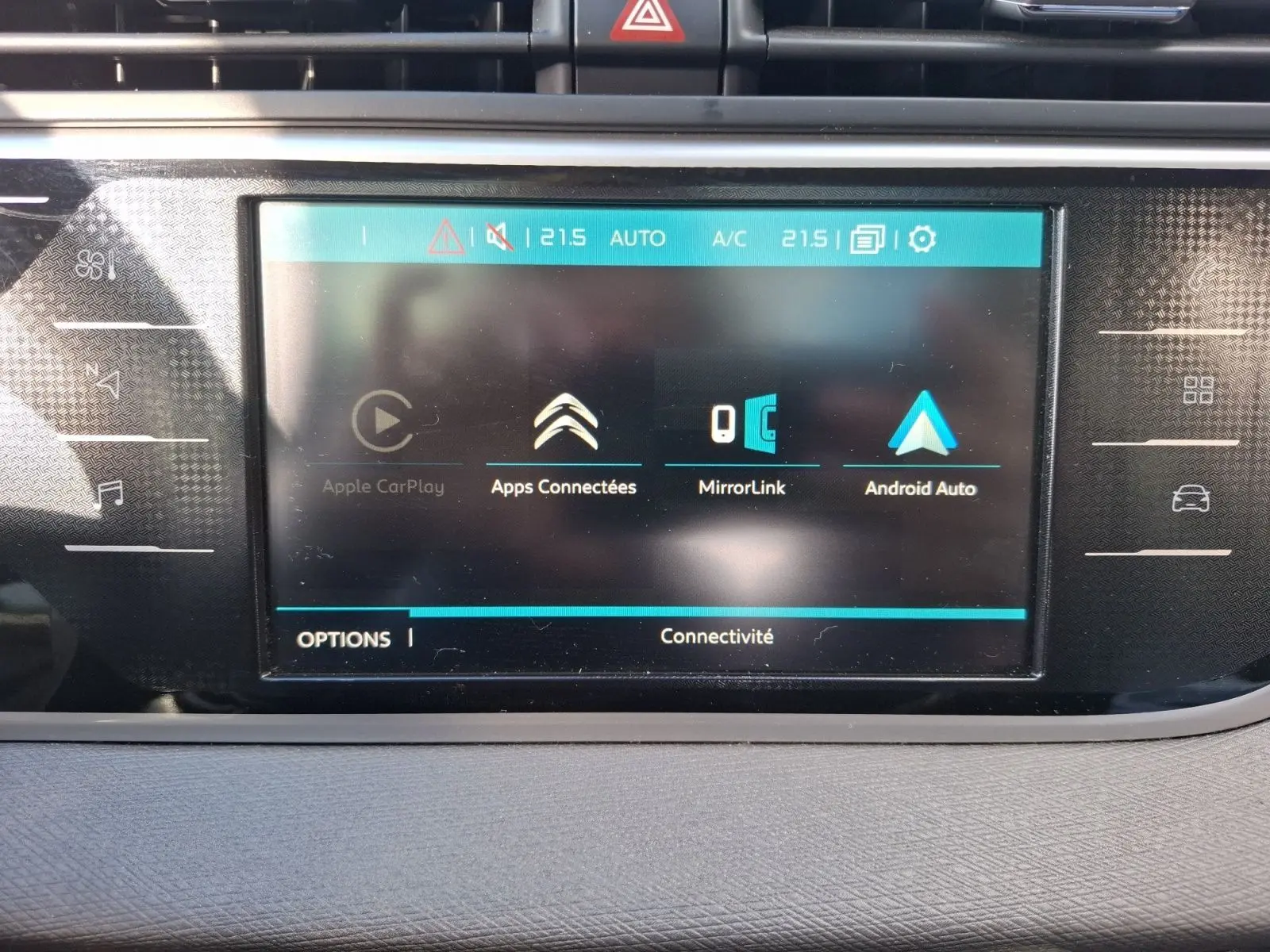 Écran tactile central de la Citroën C4 Picasso gris clair montrant les options Apple CarPlay et Android Auto.