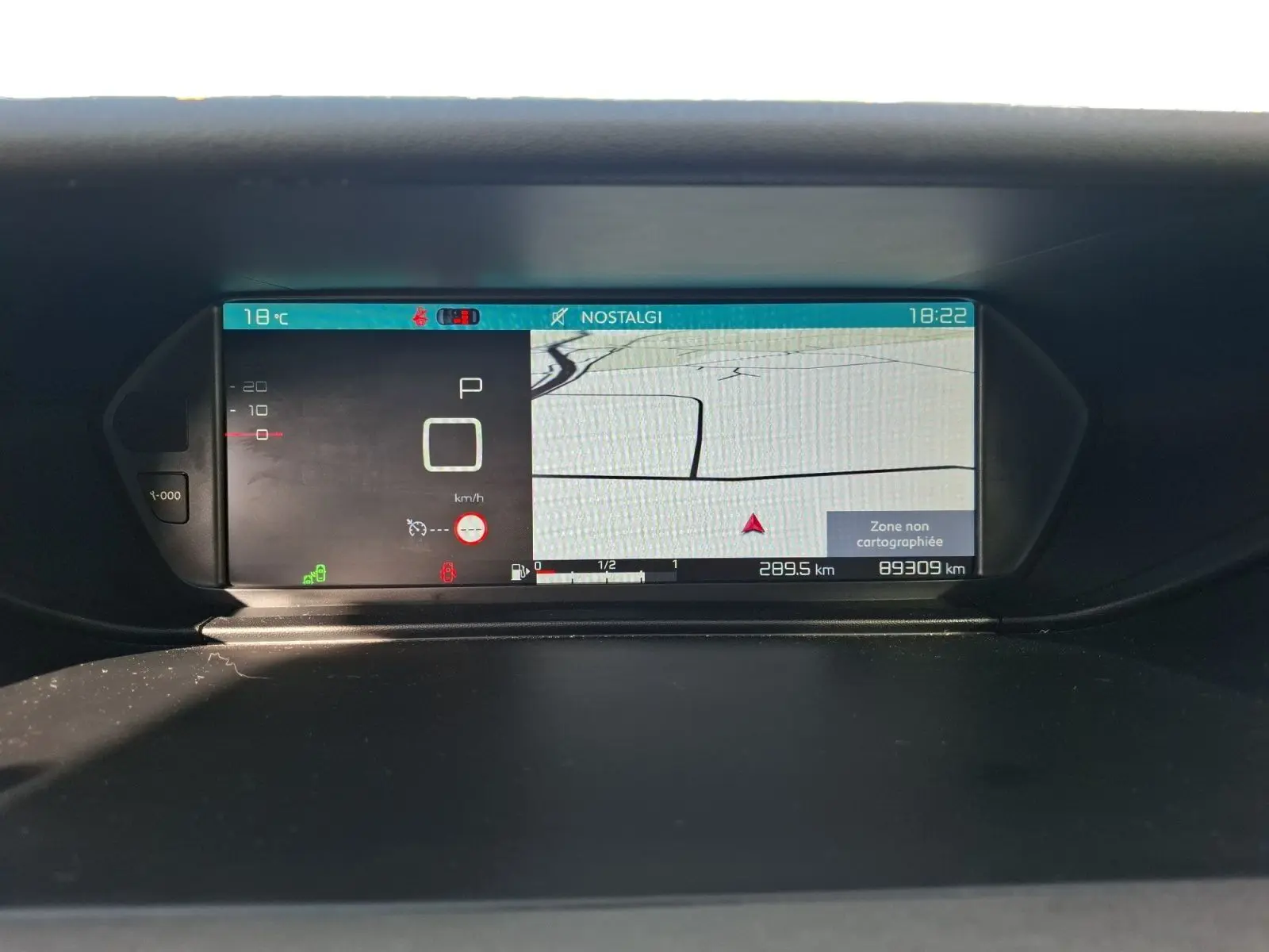 Vue rapprochée du tableau de bord numérique de la Citroën C4 Picasso 2018, affichant la vitesse et la navigation.