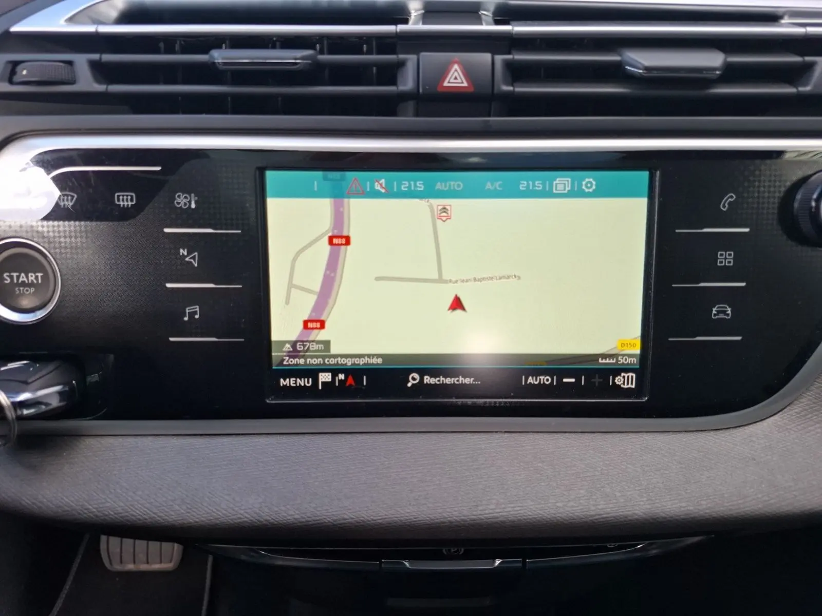 Vue rapprochée de l’écran tactile central du tableau de bord du Citroën C4 Picasso gris clair avec GPS intégré allumé.