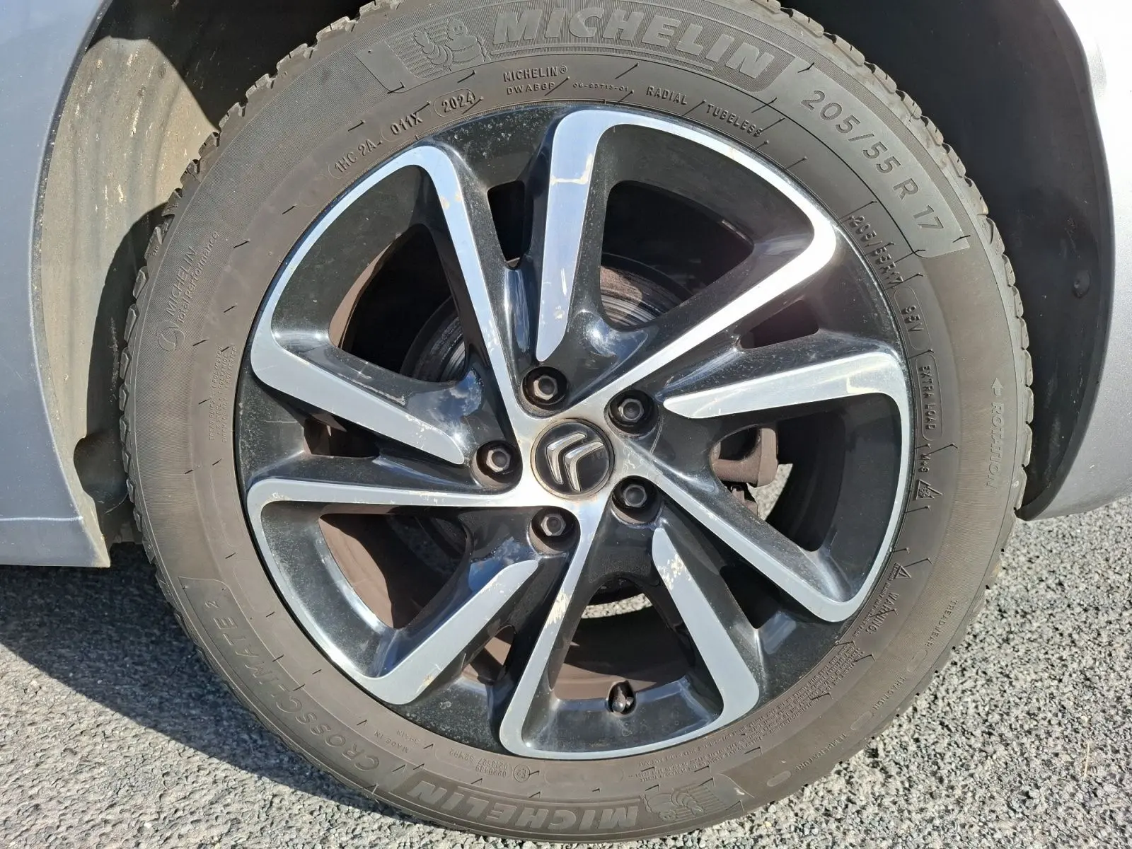 Gros plan sur la jante alliage 17 pouces noire et argentée du côté avant gauche d’une Citroën C4 Picasso gris clair.