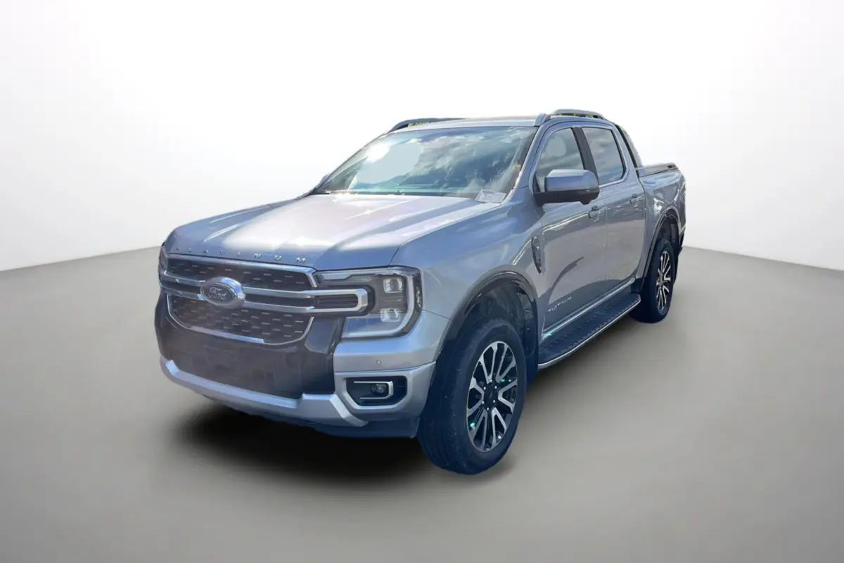 Ford Ranger 3.0 V6 gris iconic en 3/4 avant droit, avec calandre distinctive et jantes alu 20 pouces.