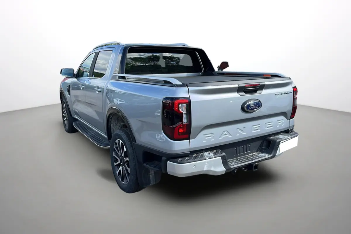 Ford Ranger 3.0 V6 Platinum gris iconic vu en 3/4 arrière droit avec rideau de benne et jantes alu 20 pouces.